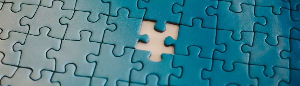 Particolare ravvicinato di un puzzle a cui manca l'ultima tessera